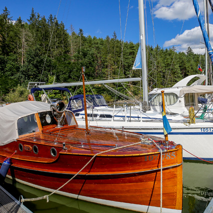 Marina Orlík [cabin boat rental]